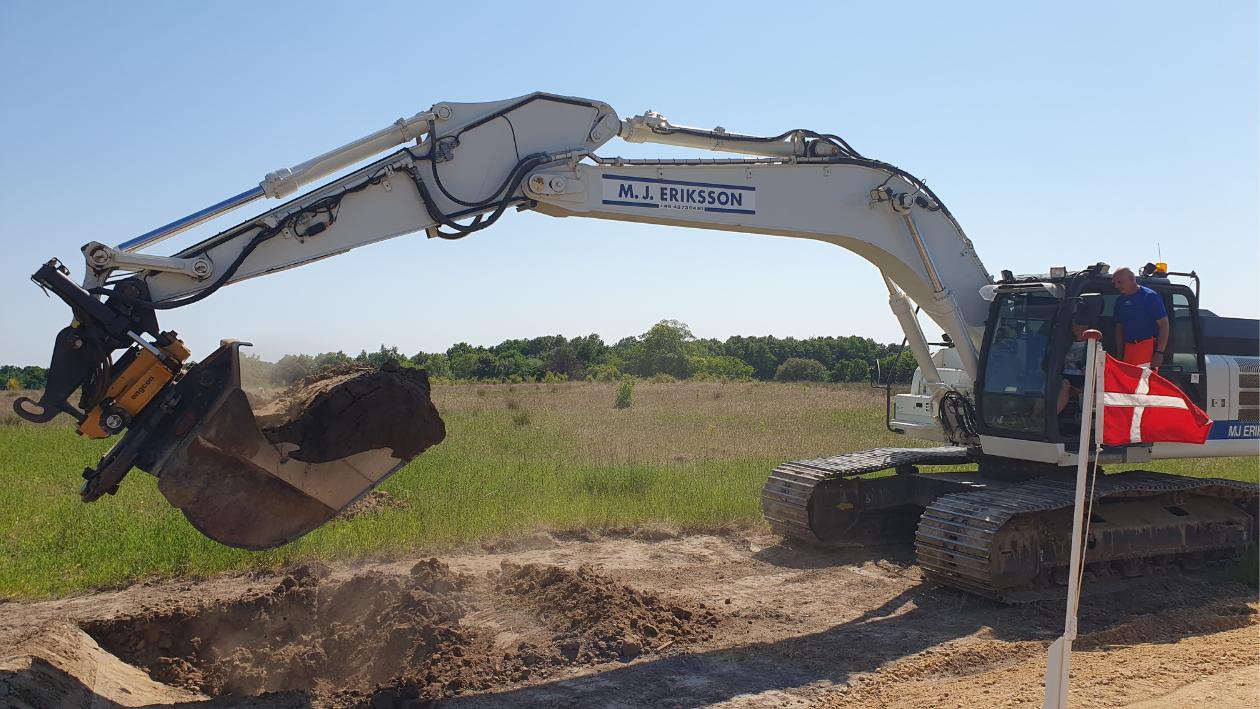 Helle Gade i gravemaskinen. Foto: Silkeborg Forsyning. Helle Gade i gravemaskinen